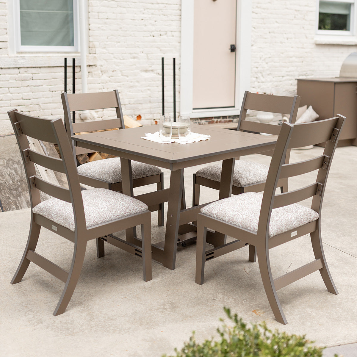 Berlin Gardens Hudson 40″ Outdoor Poly Lumber Square Dining Table